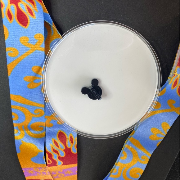 💥 Disney’s Abu as Elephant 🐘 from Aladdin pin and lanyard combo - Picture 3 of 3